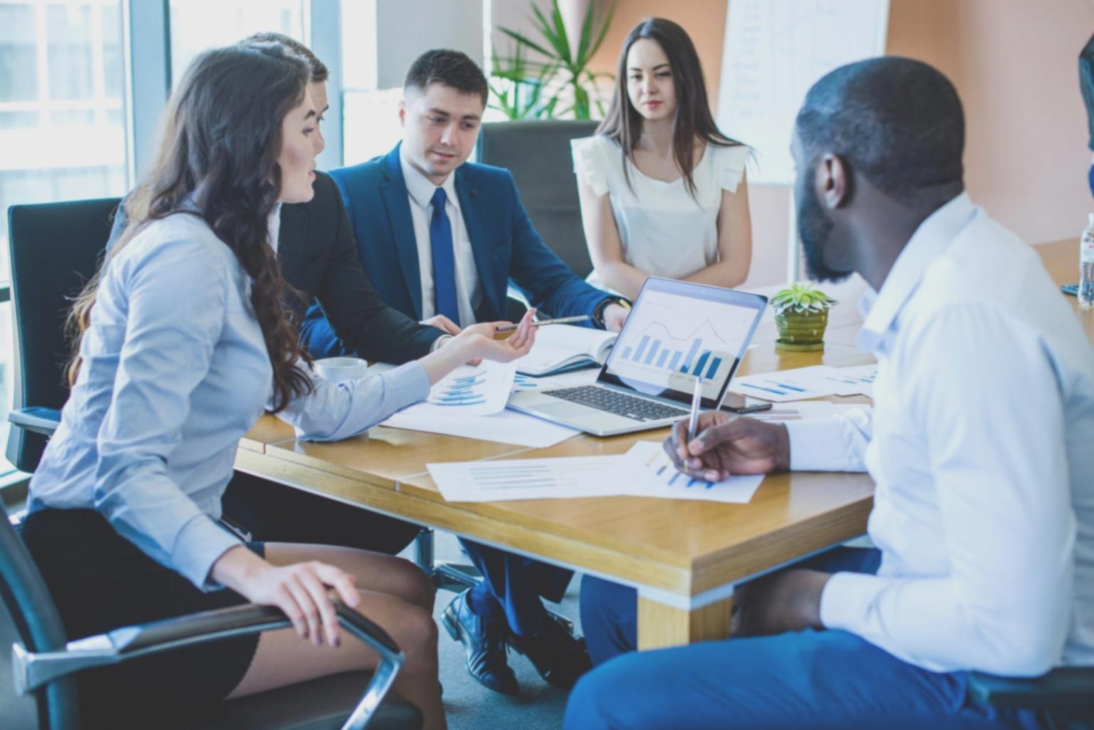 Professionelles Finanztraining in modernem Seminarraum