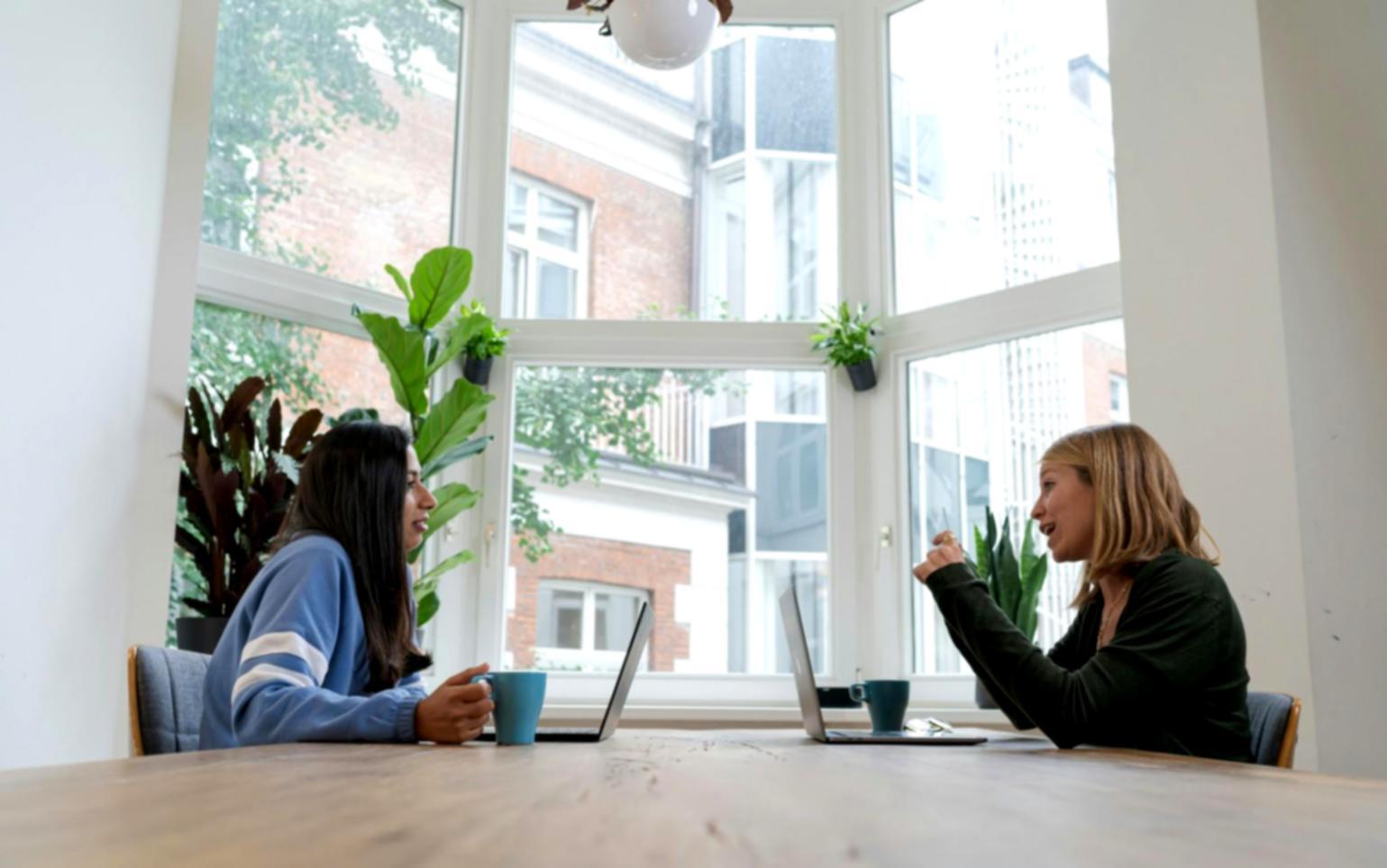 Professionelles Beratungsgespräch in modernem Büroumfeld